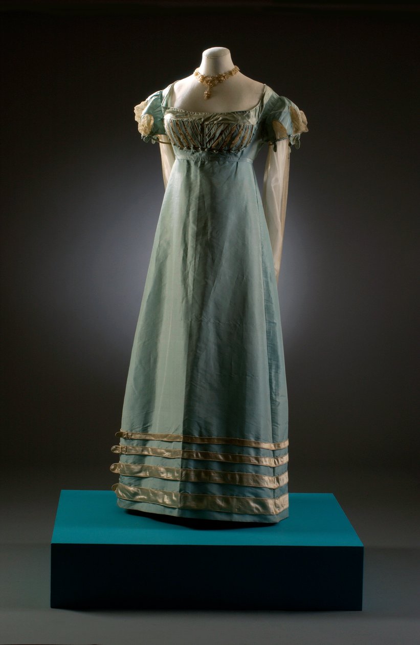 Eendenblauwe avondjurk met crèmekleurige mouwen, ca. 1819 door English School