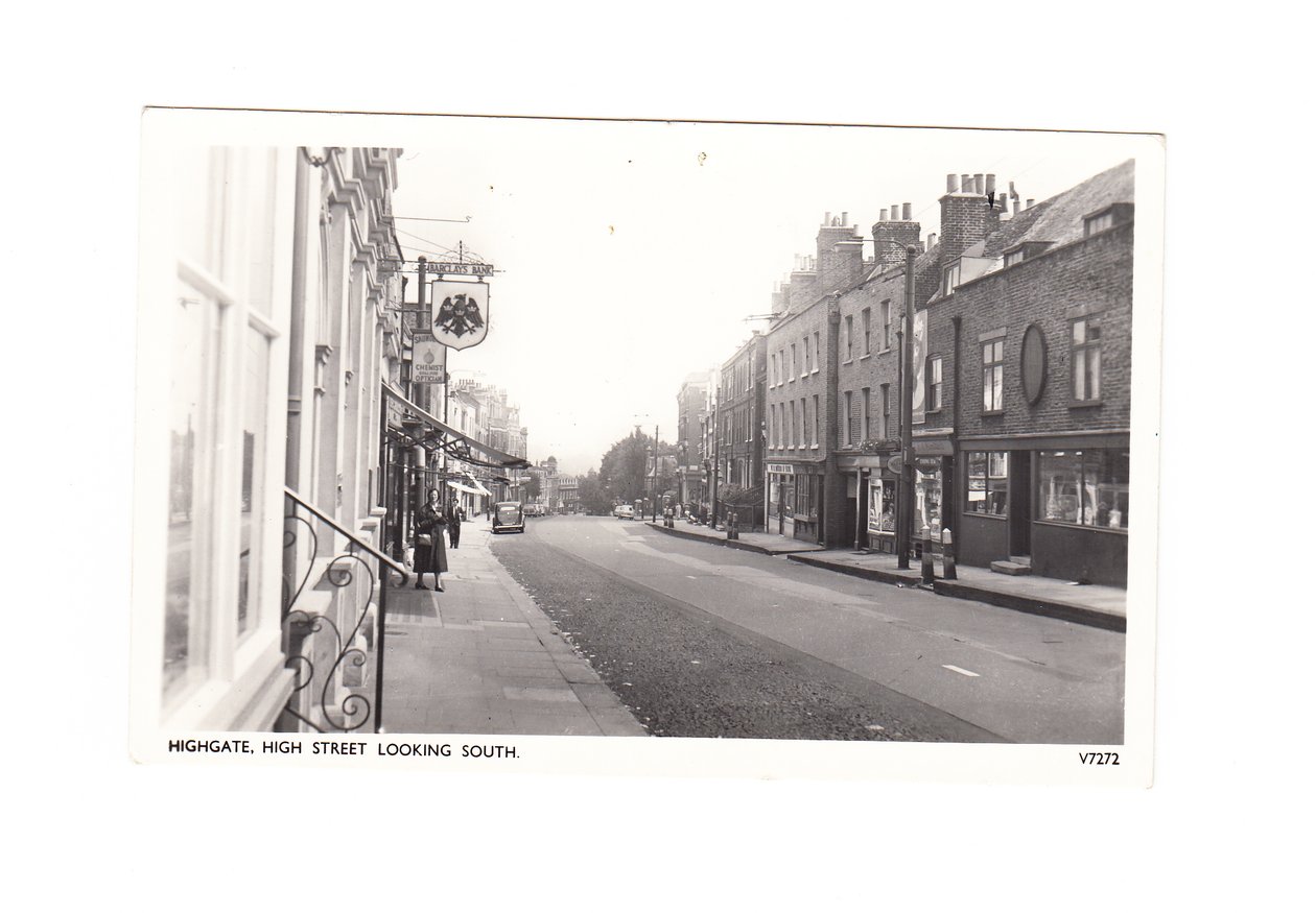 Edwardiaanse ansichtkaart van Highgate High Street kijkend naar het zuiden, ca. 1910 (monochroom) door English School