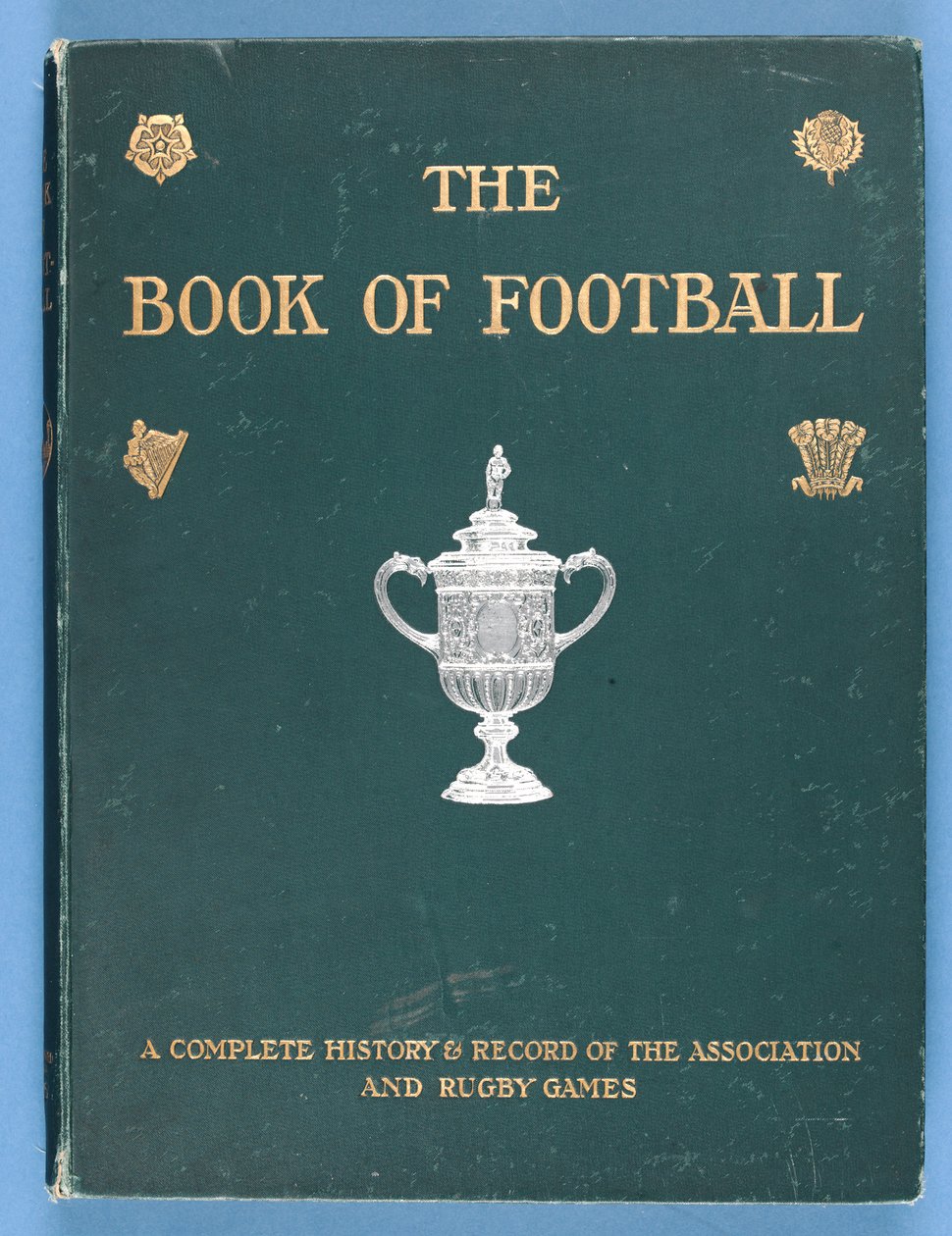 Voorpagina van Het Boek van Voetbal. Een Complete Geschiedenis en Verslag van de Vereniging en Rugby Spellen 1905 door English School