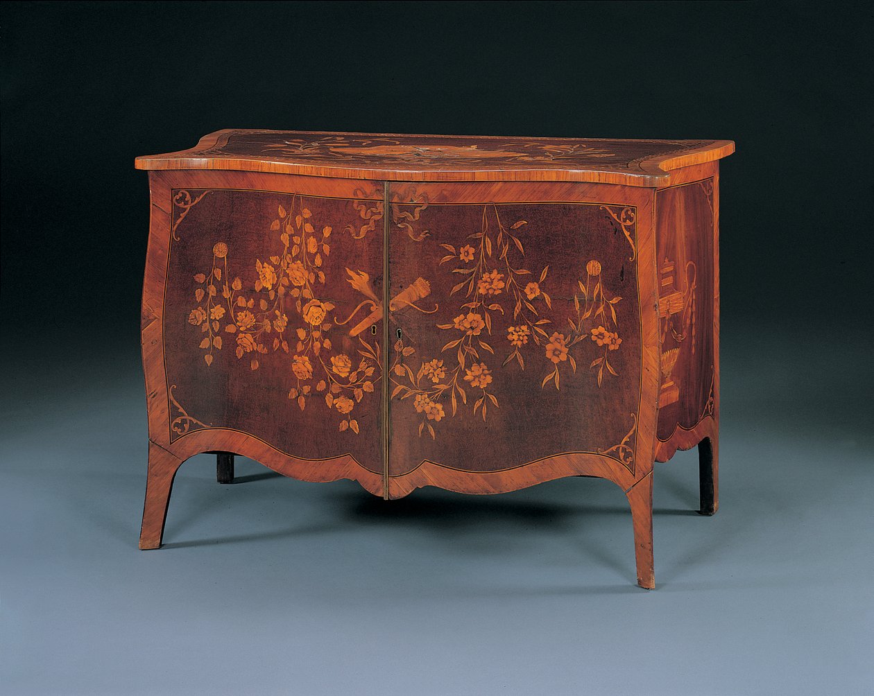 George III marqueterie commode in de stijl van John Cobb, c.1770 door English School