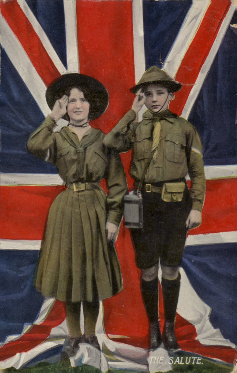Meisjesgids en padvinder salueren voor de union flag (foto) door English School
