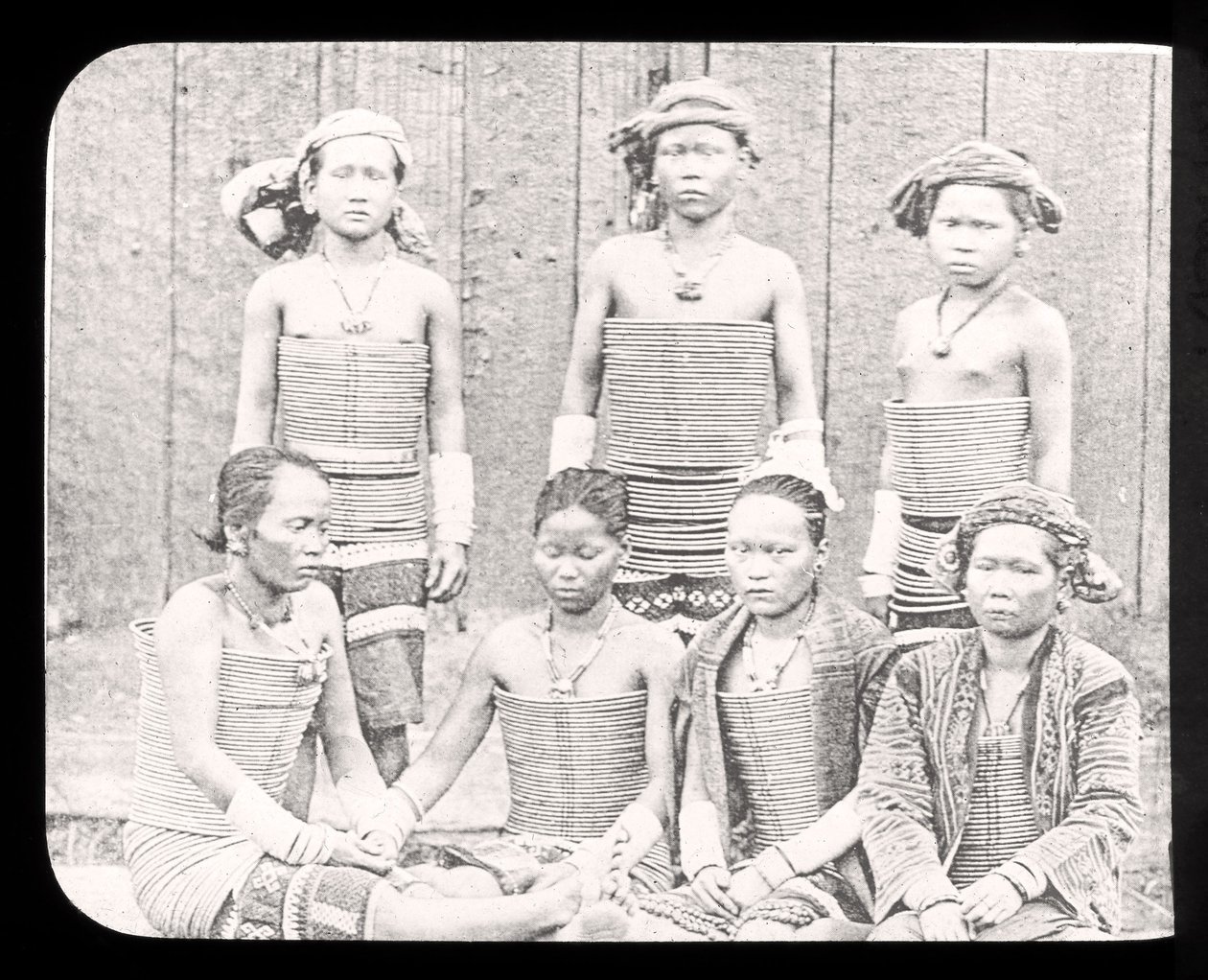 Toverlantaarnplaat van vrouwen van de Sea Dyas-stam, Borneo ca. 1900 door English School