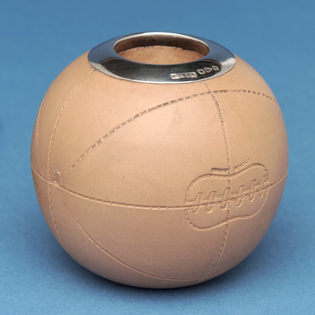 Luciferhouder in de vorm van een voetbal, Doulton & Co., Lambeth door English School