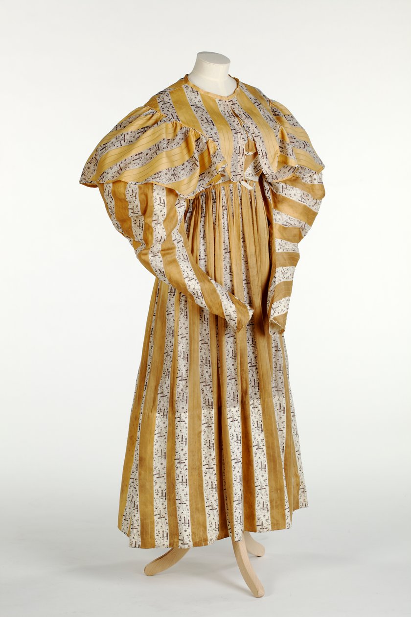 Mousseline jurk met abstract mauve patroon bedrukt binnen gele en witte verticale strepen, ca. 1820-30 door English School