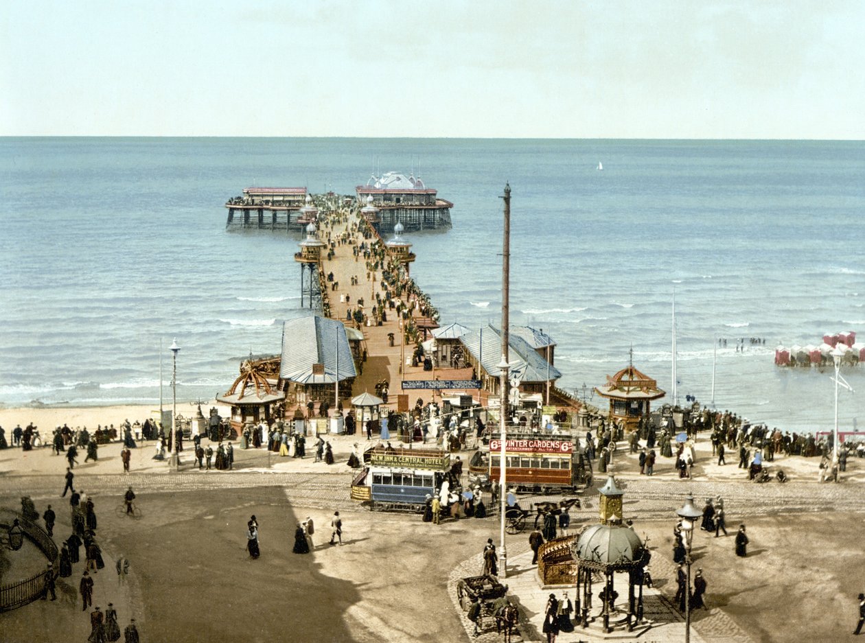 North Pier, Blackpool door English School