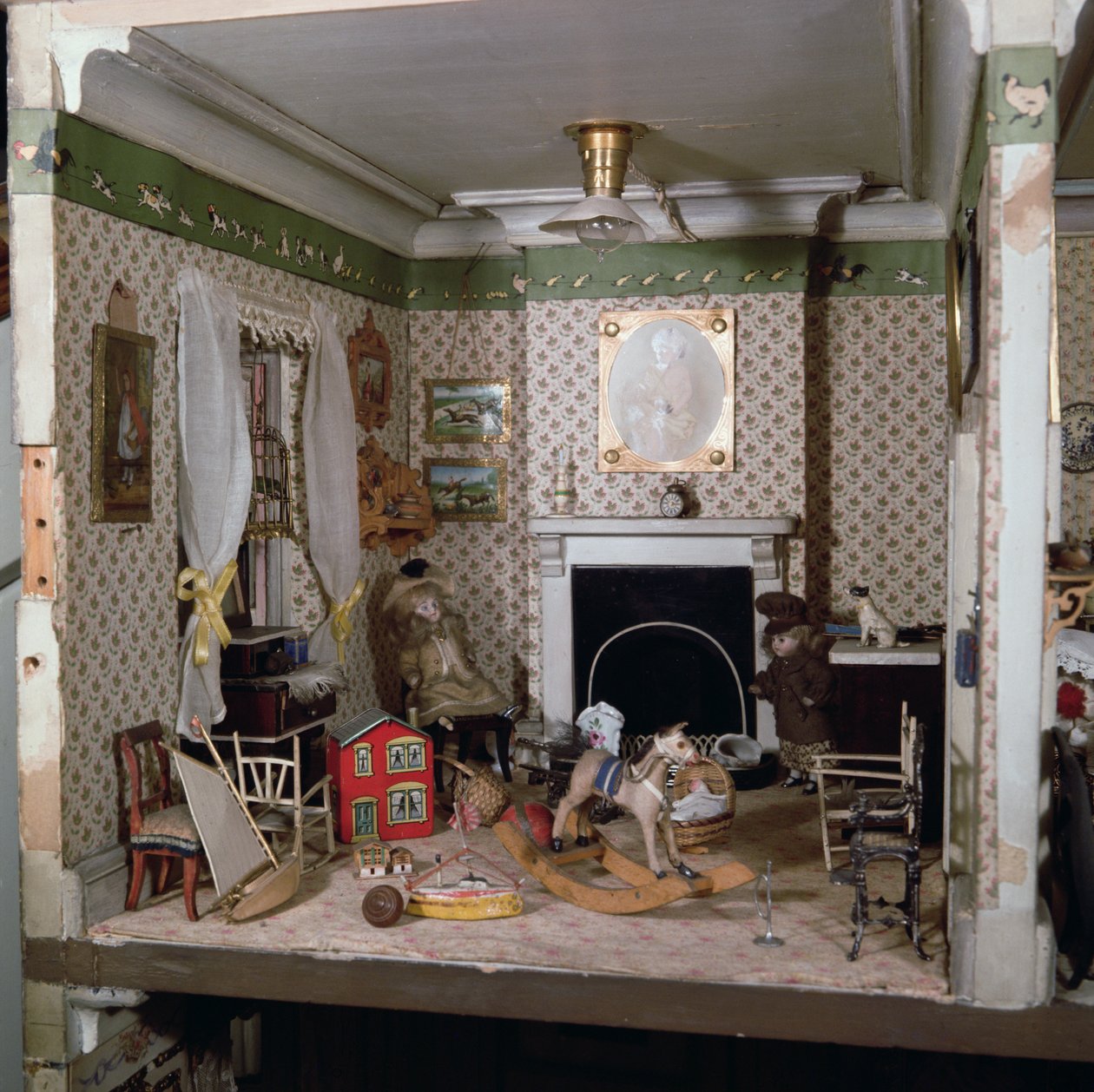 Kinderkamer met speelgoed uit Miss Miles House, 1890 door English School