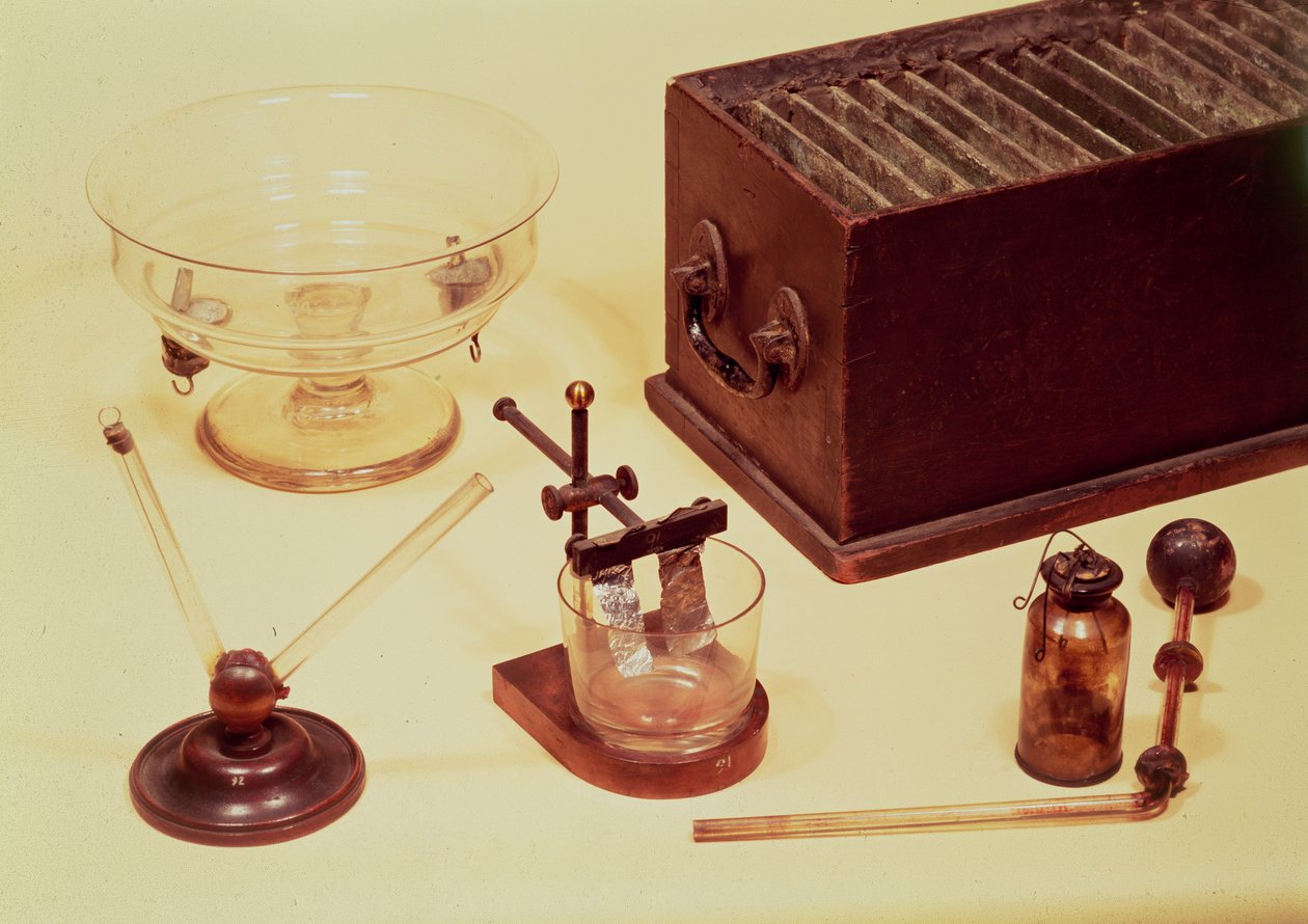 Originele apparatuur gebruikt door Sir Humphry Davy (1778-1829) in zijn elektrochemisch experiment, begin 19e eeuw door English School
