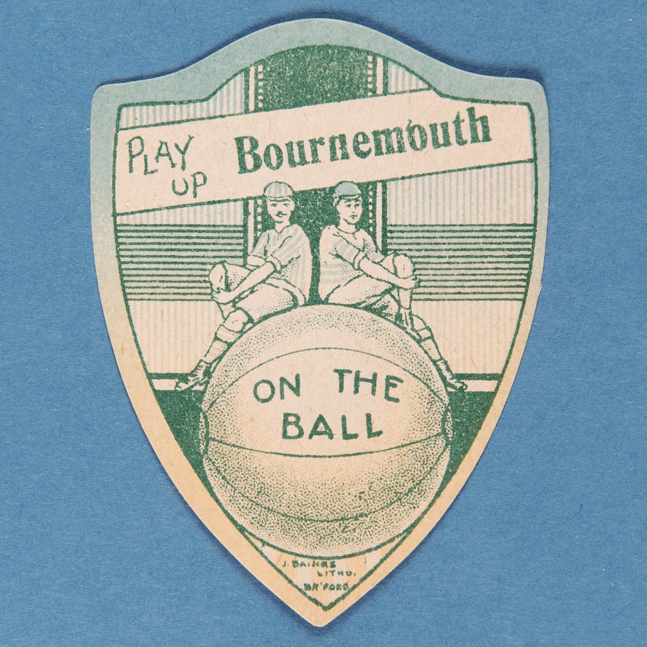 Speel Op Bournemouth, Baines kaart in de vorm van een schild en twee voetballers zittend op een grote voetbal, 1888-89 door English School
