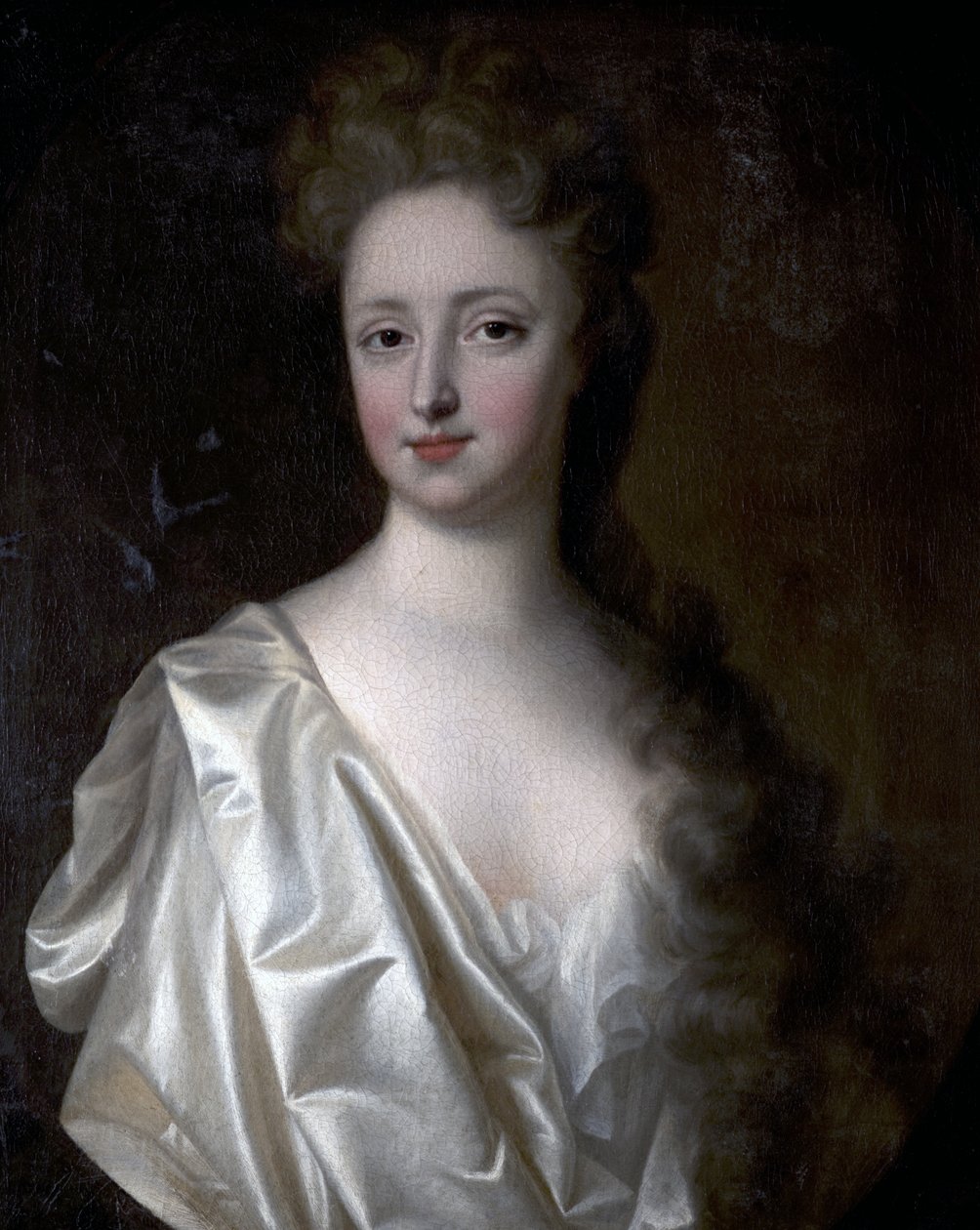 Portret van een jonge vrouw in witte satijn door English School