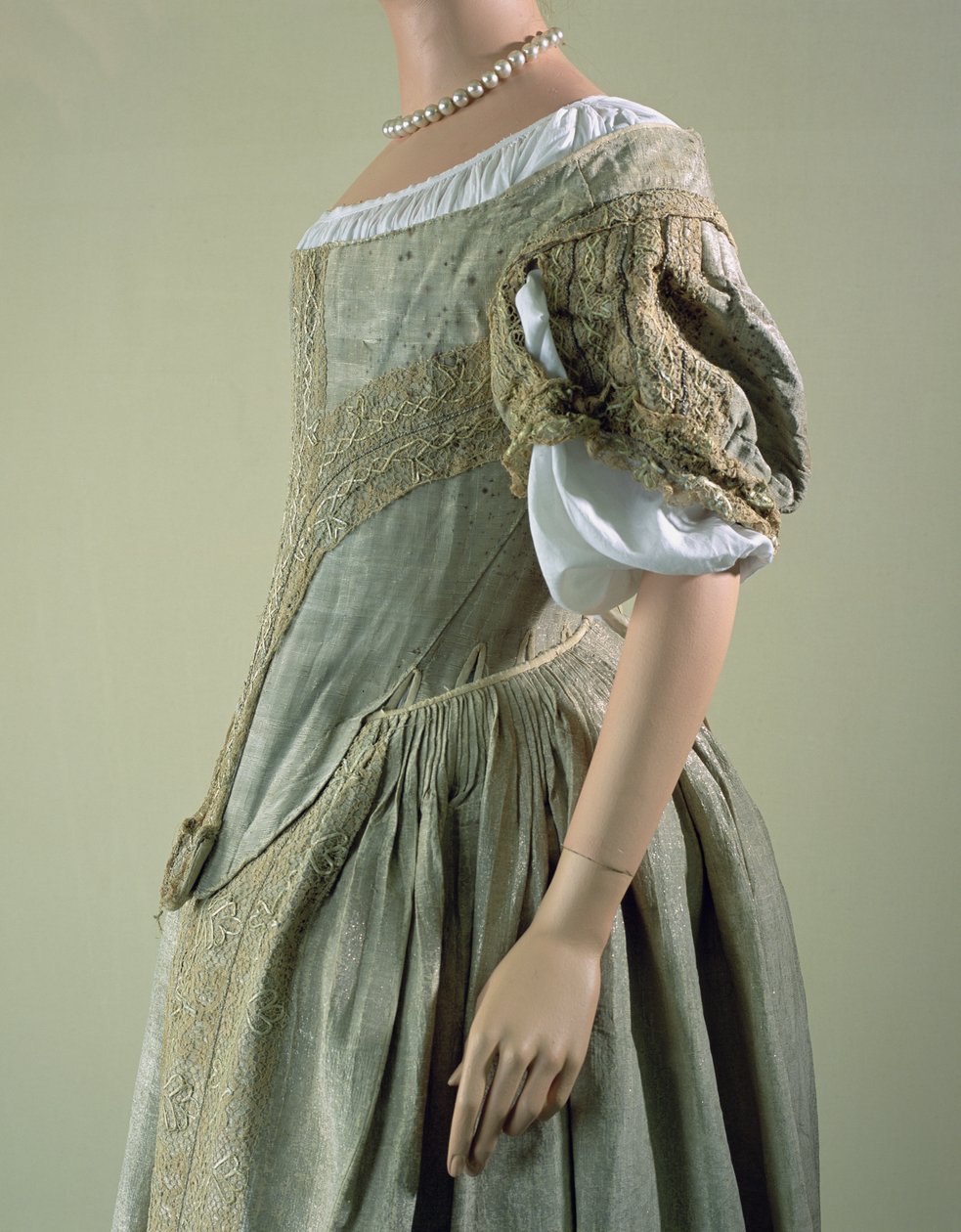 Zilvertissue jurk, 1660s door English School