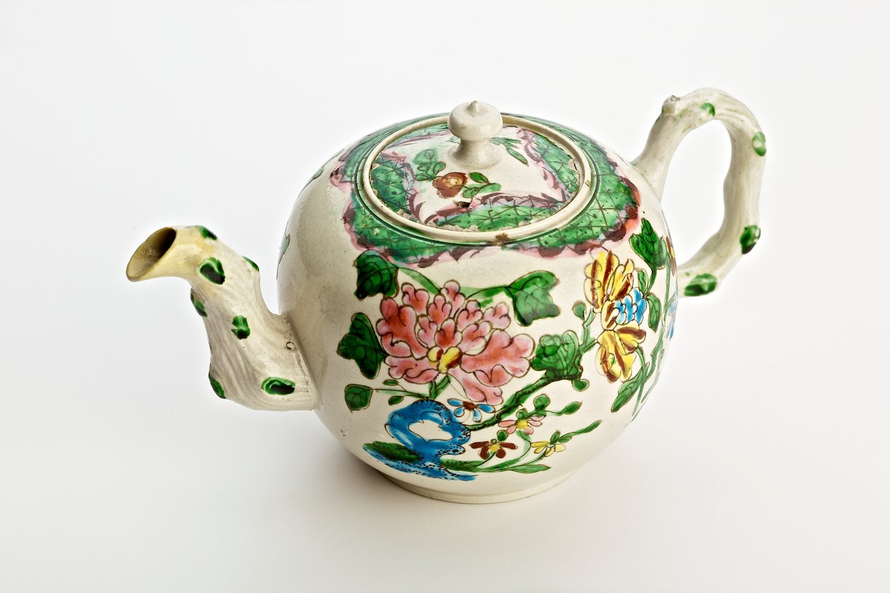 Staffordshire theepot versierd met chrysanten, 1760 door English School