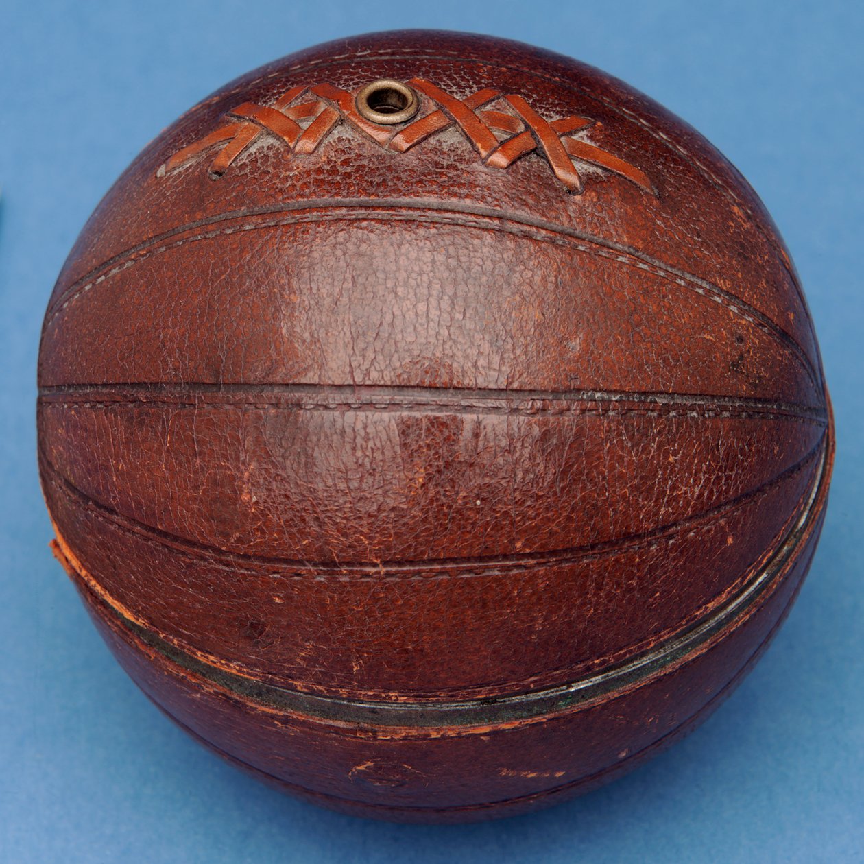 Touwdispenser in de vorm van een voetbal door English School