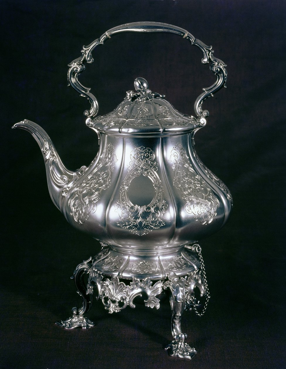 Theepot en ketel met lampstandaard en brander door Messrs. Barnard, Londen, 1852 door English School