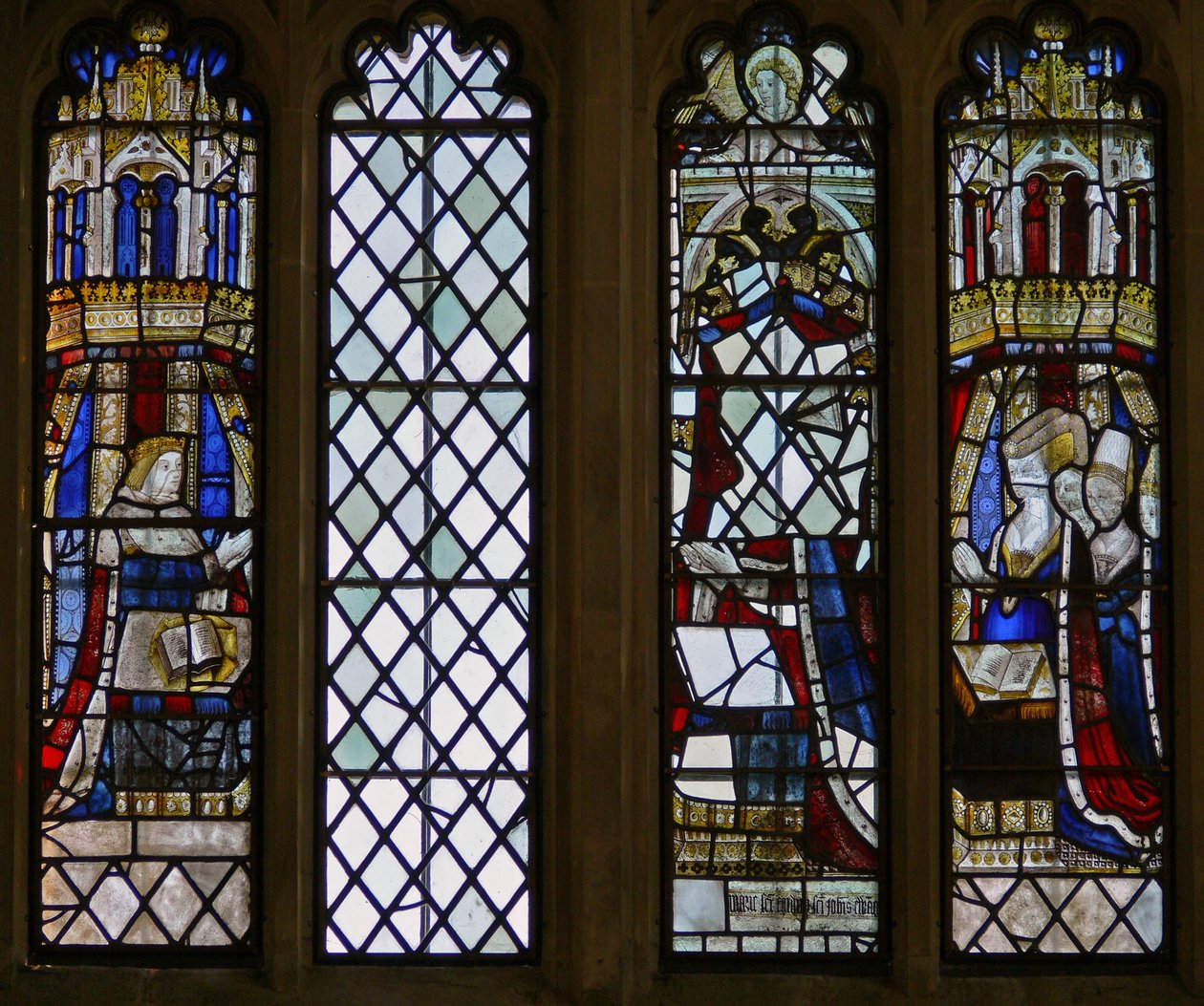 Het Oostelijke raam (Ew) met de overblijfselen van de belangrijkste koninklijke figuren: links Prins Edward (toekomstige Edward V) en rechts de koninklijke prinsessen door English School