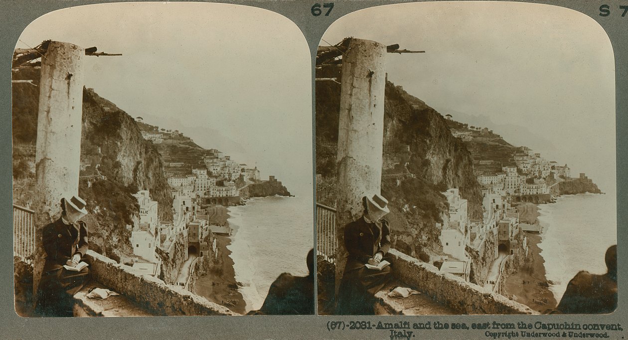 De kust van Amalfi en de Baai van Salerno vanuit een omgebouwd klooster, een stereoscopisch beeld door English School