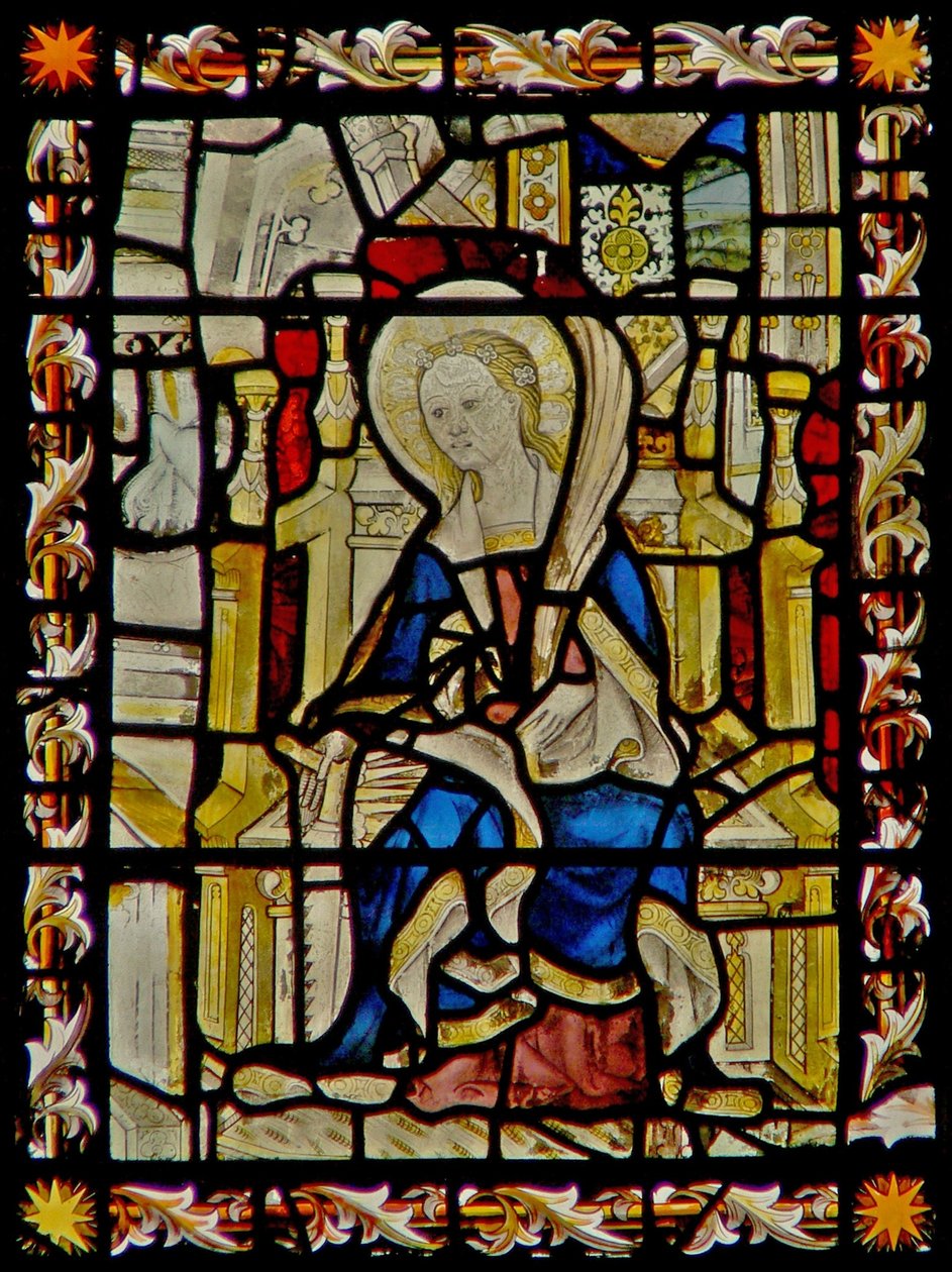 Het oostelijke raam met St. Faith die haar embleem de zaag draagt door English School