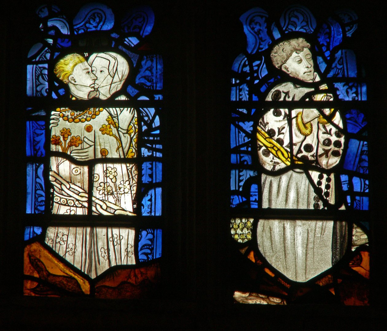 Het oostelijke raam met de Zeven Hoofdzonden: Lust (L) en Luiheid (R) door English School