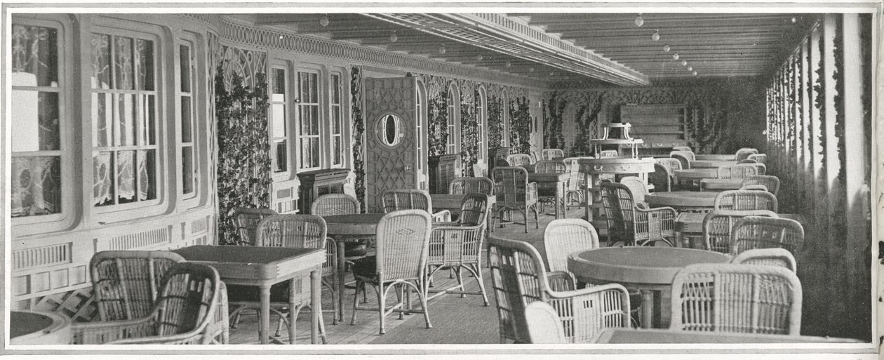 Het weelderige Parijse café op Titanic, met zijn traliewerk en klimplanten, uit 