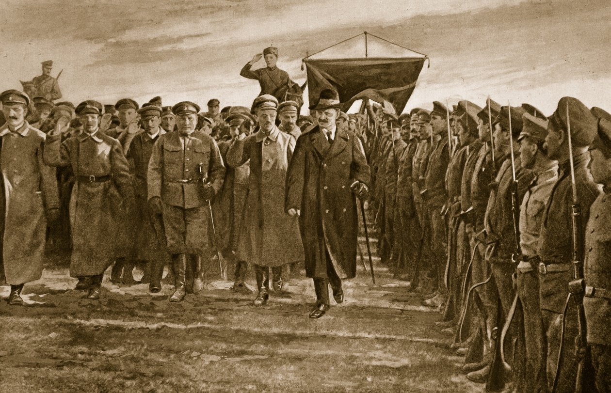 Trotski, de Bolsjewistische commissaris voor oorlog van Rusland, inspecteert een regiment van de Letten, die de elite van het Rode Leger vormden door English School