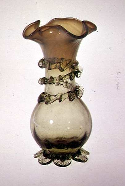 Vaas met aangebrachte en geknepen decoratie, late 19e eeuw (vaselineglas) door English School