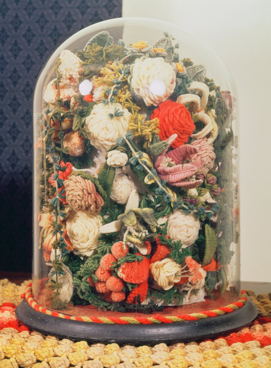 Victoriaanse wollen bloemen in een glazen kast door English School