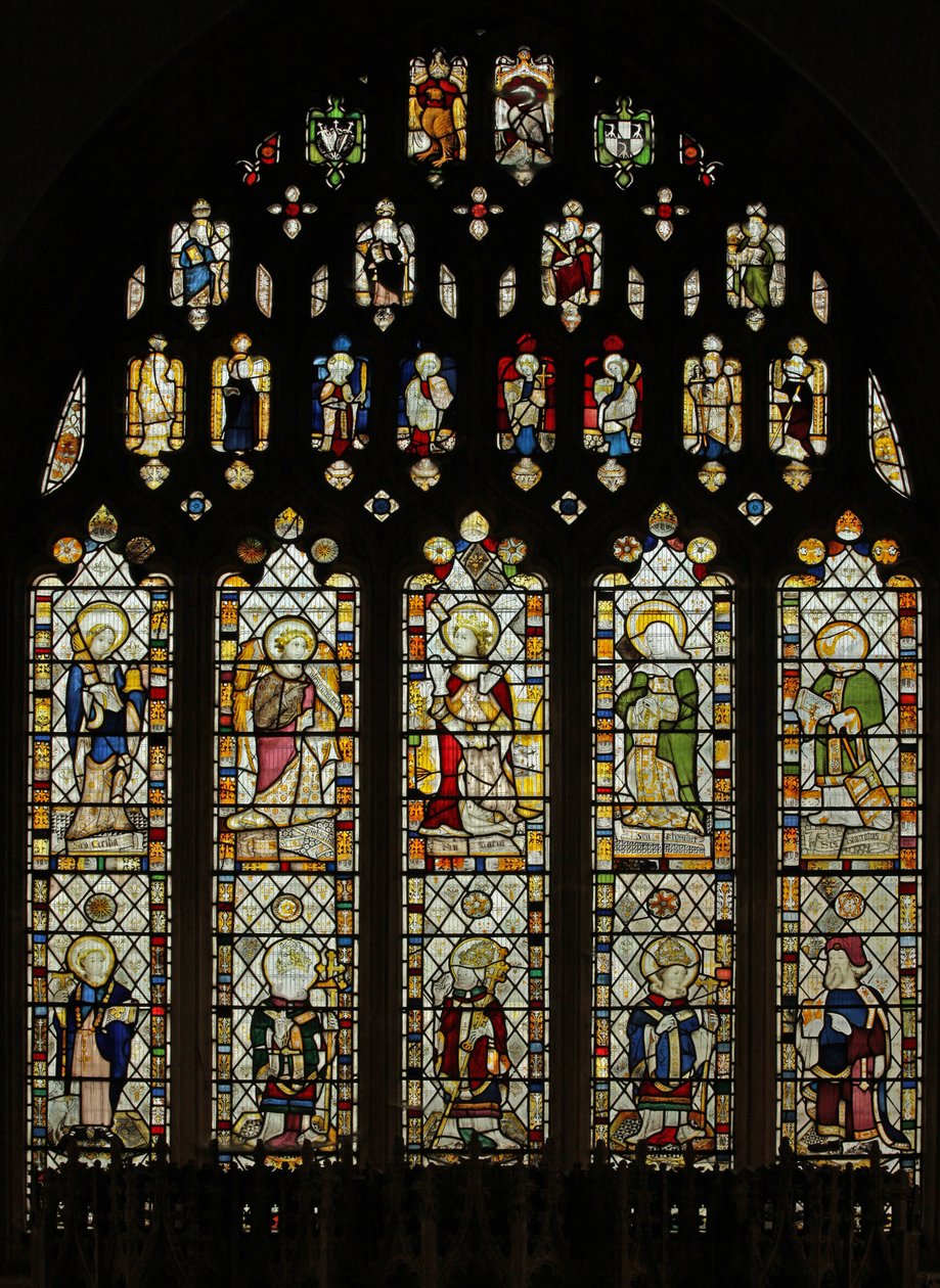 Raam Ew met Somerset glas van ca. 1450 in het oostraam met tien fijne figuren van heiligen door English School