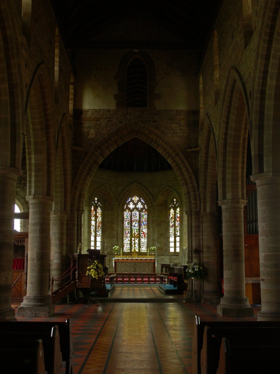 Raam met een uitzicht naar het oostelijke uiteinde van de kerk door English School