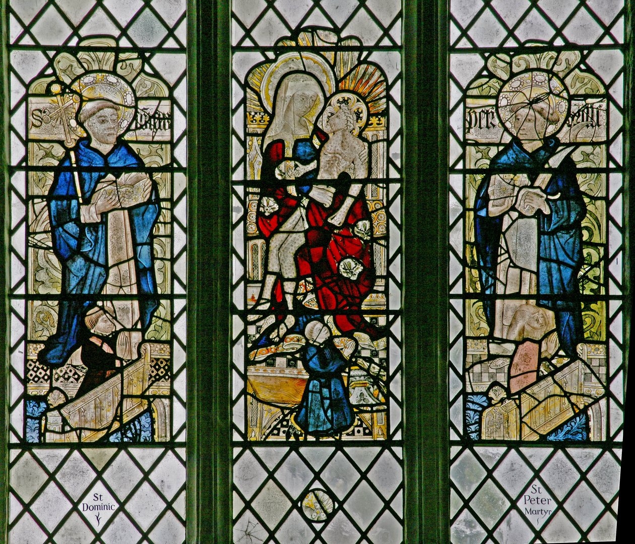 Raam w4 met de Pieta met St. Dominicus en St. Petrus Martelaar: kleine schenkerfiguren door English School