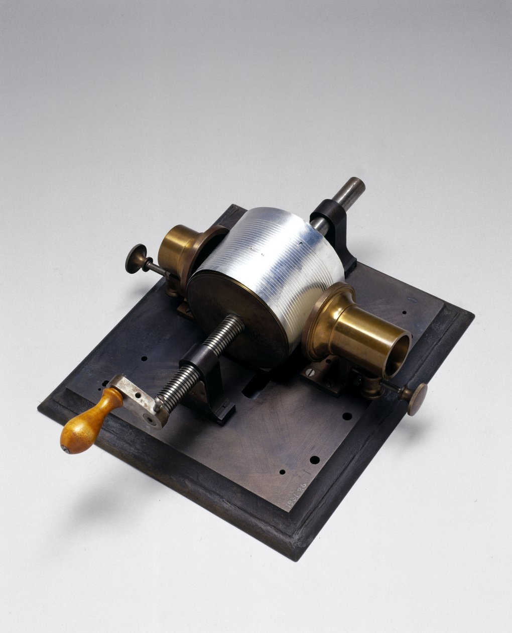 Replica van de eerste fonograaf, uitgevonden door Thomas Alva Edison in 1877 door English School English School