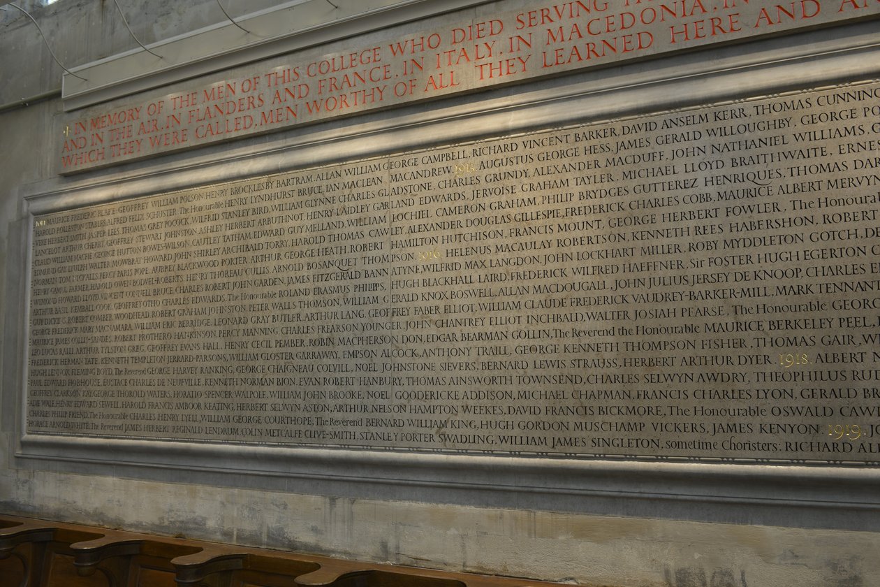 Monument voor de leden van New College, Oxford, die hun leven verloren tijdens de Eerste Wereldoorlog door Eric (workshop of) Gill