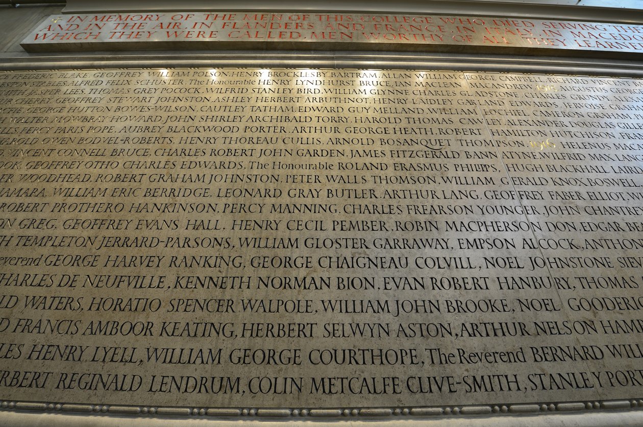 Monument voor de leden van New College, Oxford, die hun leven verloren tijdens de Eerste Wereldoorlog door Eric (workshop of) Gill