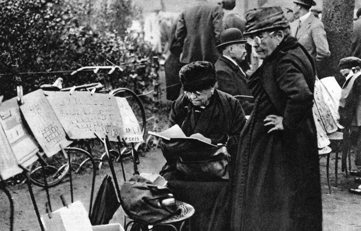 Postzegelverkopers op de Champs Elysees, Parijs, 1931 door Ernest Flammarion