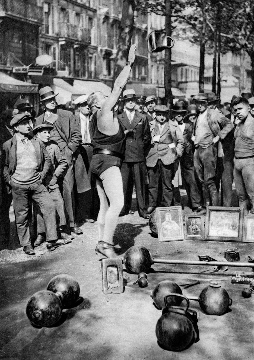 Sterke man jongleert met gewichten, Parijs, 1931 door Ernest Flammarion