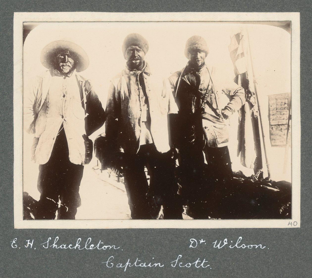 Een groepsfoto van Shackleton, Kapitein Scott en Dr. Wilson bij hun terugkeer naar Discovery van de poging om de Zuidpool te bereiken. Uit album van Sir Ernest Henry Shackleton getiteld National Antarctic Expedition (1901-1903) door Ernest Henry Shackleton