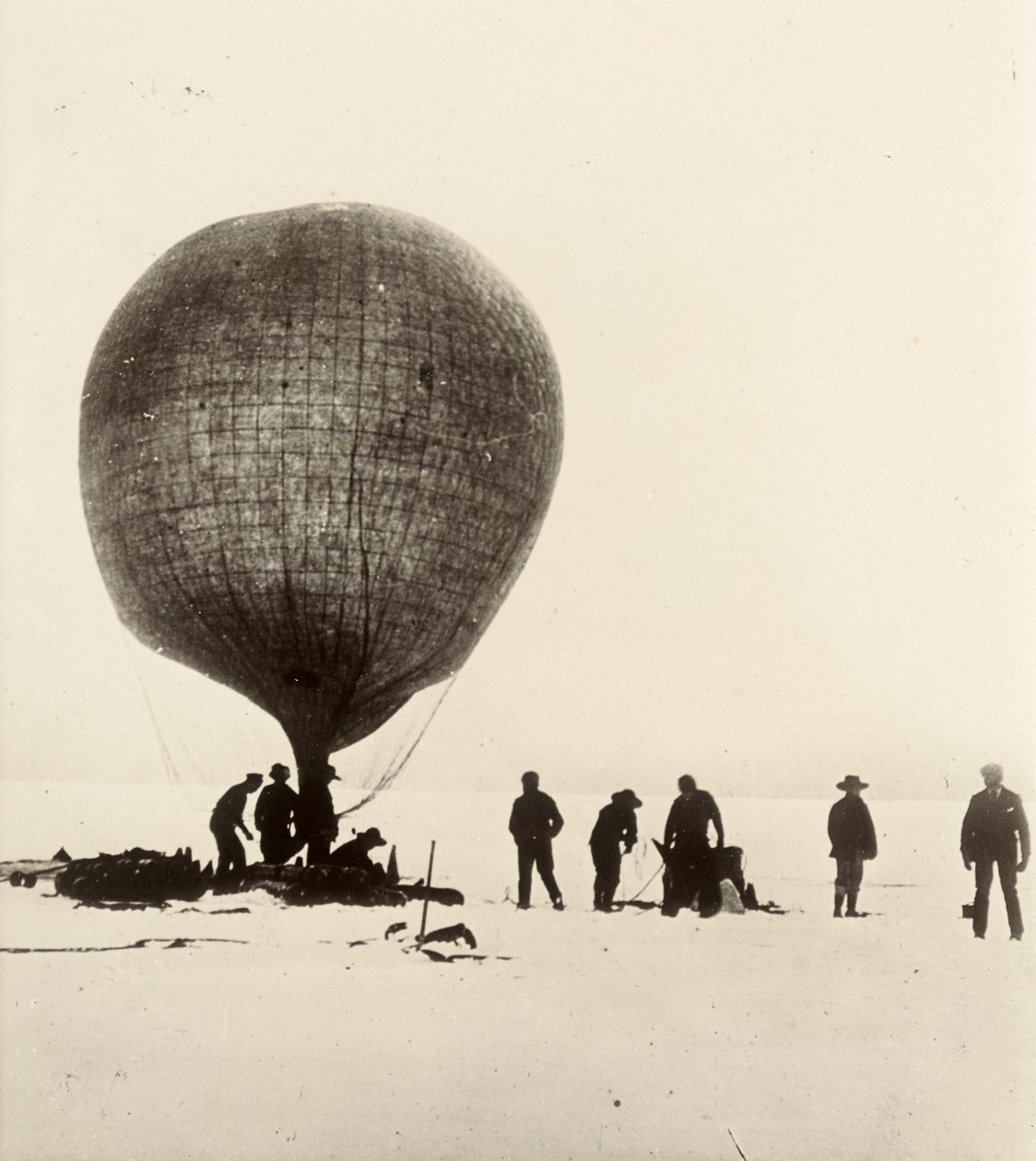 Een uitzicht op de koeiendarmballon die wordt opgeblazen met waterstof op het ijs. Uit album van Sir Ernest Henry Shackleton getiteld Nationale Antarctische Expeditie (1901-1903) door Ernest Henry Shackleton