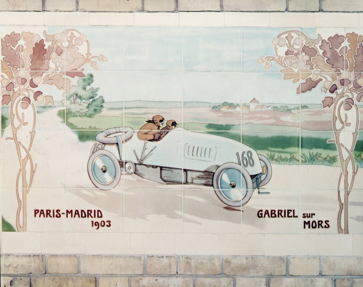 Gabriel rijdt in een Mors-auto in de race van Parijs naar Madrid in 1903, bekend als De Dodenrace: keramische tegels vervaardigd door Gilardoni Fils et Cie van Parijs, naar een tekening van Ernest Montaut (1878-1909) door Ernest Montaut