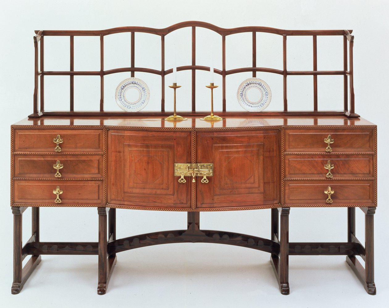 Buffet met bordenstandaard, 1915 door Ernest William Gimson