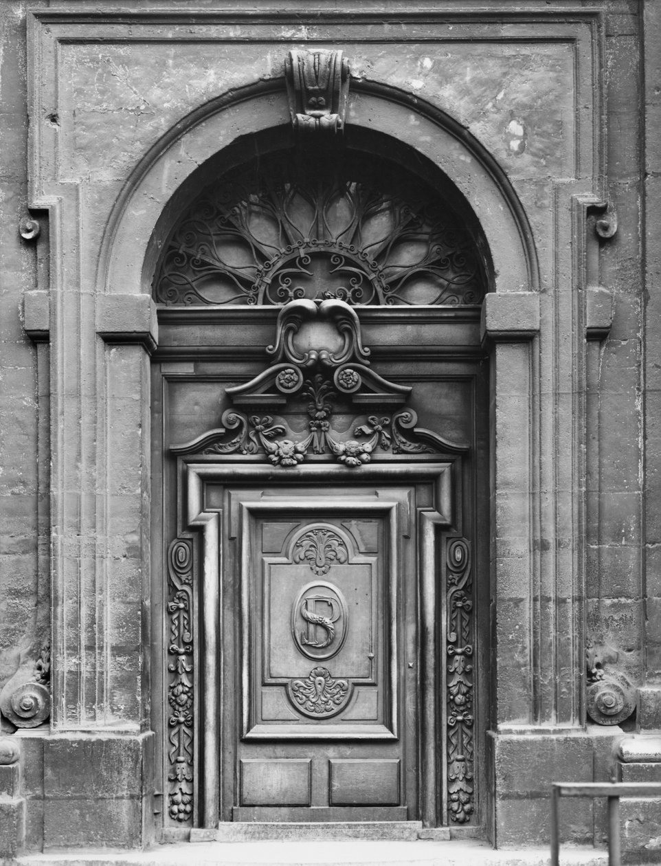 Uitzicht op de gevel van de Kerk van Saint-Paul-Saint-Louis, Parijs, het Oostportaal, 1627-41 door Etienne and Derand, F. Martellange