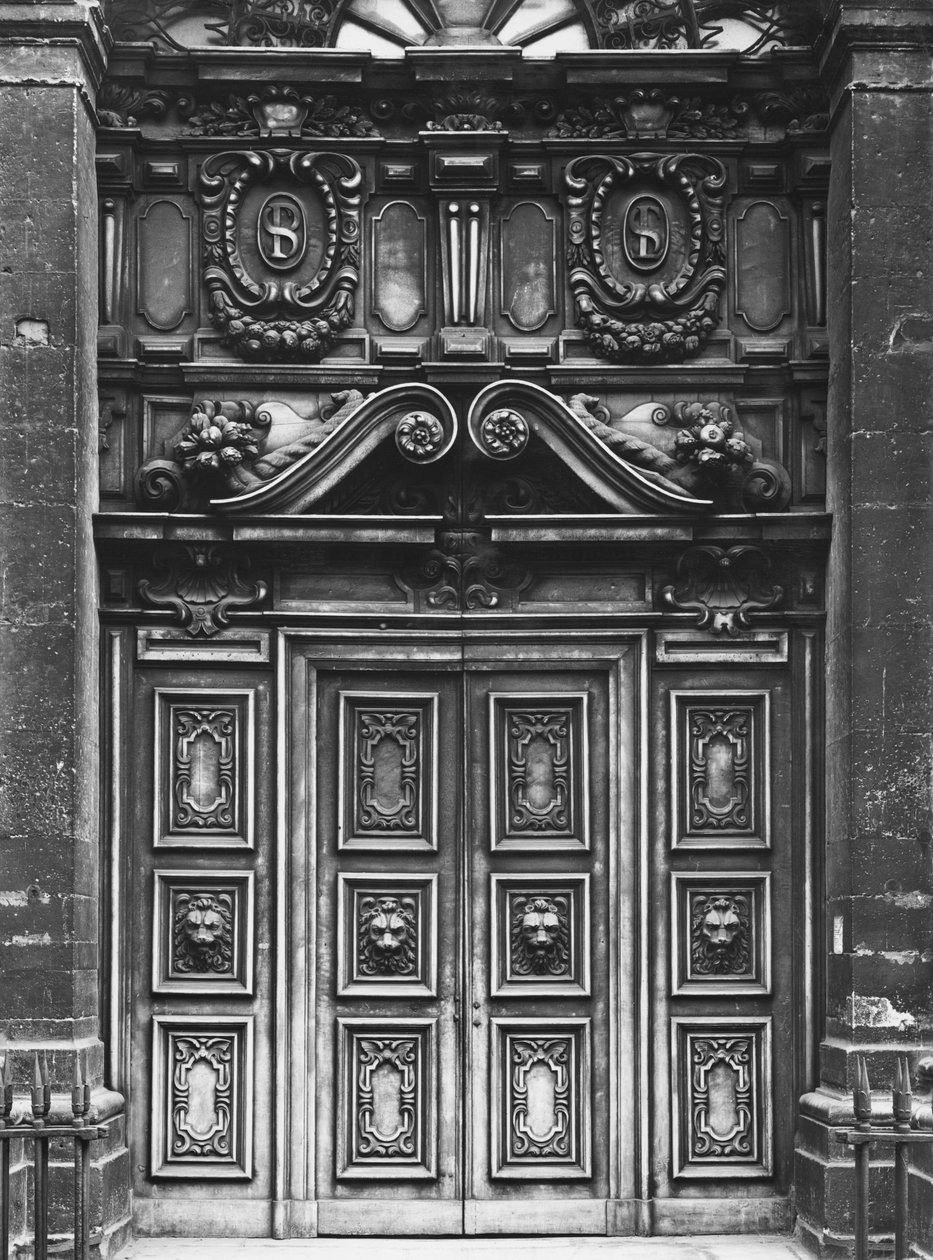 Uitzicht op de gevel van de kerk van Saint-Paul-Saint-Louis, Parijs, het hoofdportaal, 1627-41 door Etienne and Derand, F. Martellange