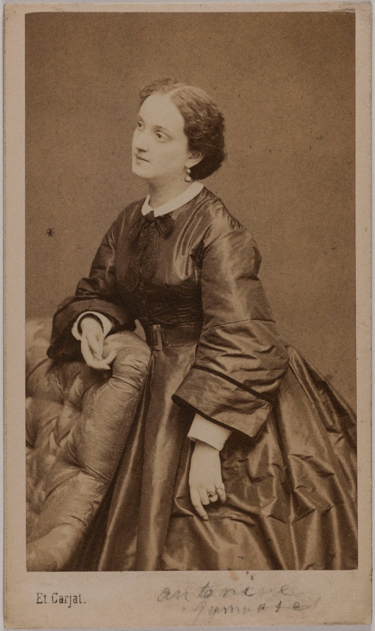 Portret van Antonine (Marie Pélissé, genaamd), 1836-1900, actrice door Etienne Carjat