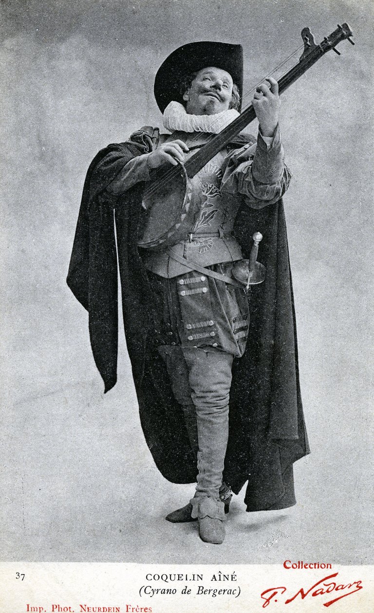 Constant Poppy alias Coquelin aîné (1841 - 1909) gefotografeerd in het kostuum van Cyrano de Bergerac (foto) door Etienne Neurdein