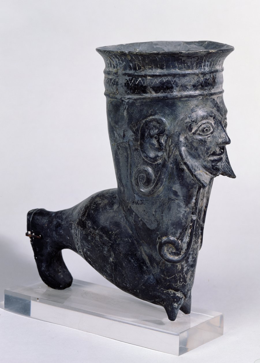 Bucchero vat in de vorm van een been met gebeeldhouwd gezicht, Etruskische periode, 2e helft van de 6e eeuw v.Chr. door Etruscan