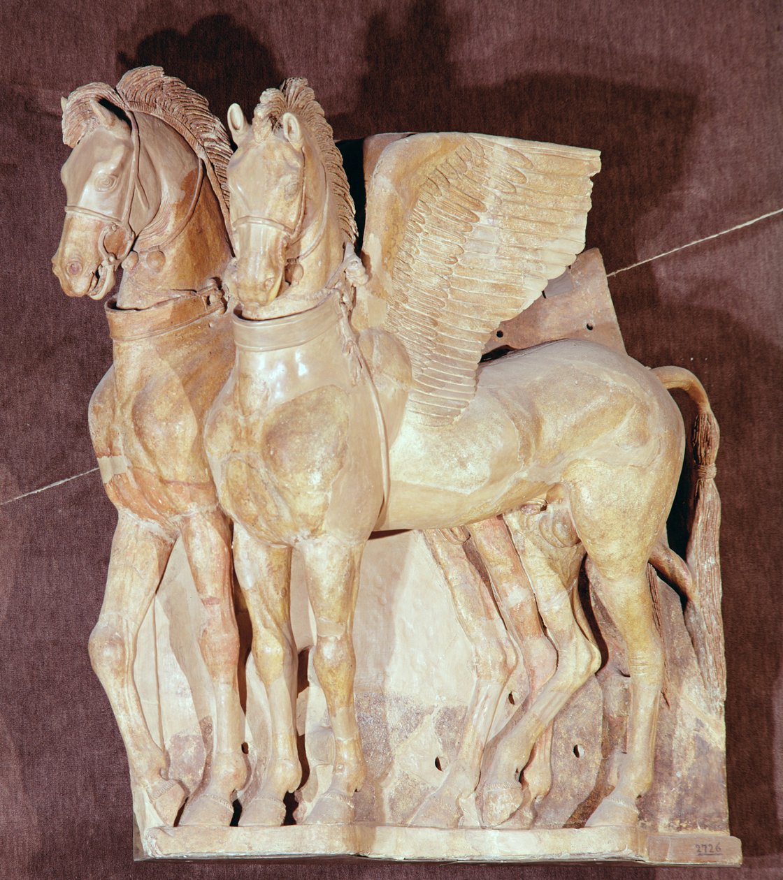 Twee gevleugelde paarden van het fronton van een tempel, 4e-3e eeuw v.Chr. door Etruscan