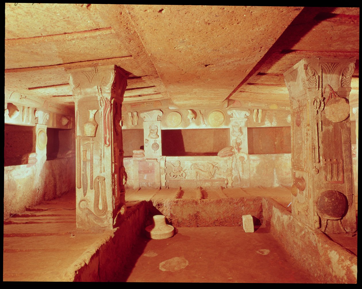 Uitzicht op het interieur van het graf, Necropolis van de Banditaccia door Etruscan