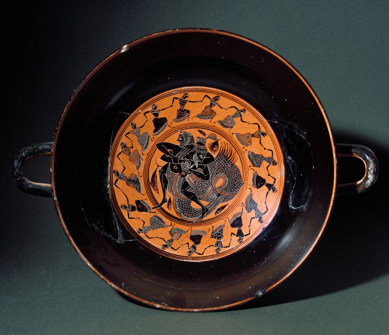 Etruskische oudheid: terracotta beker die het gevecht tussen Heracles en het zeemonster Triton voorstelt. Van Tarquinia. 550 v.Chr. Tarquinia, Museo Archeologico door Etruscan