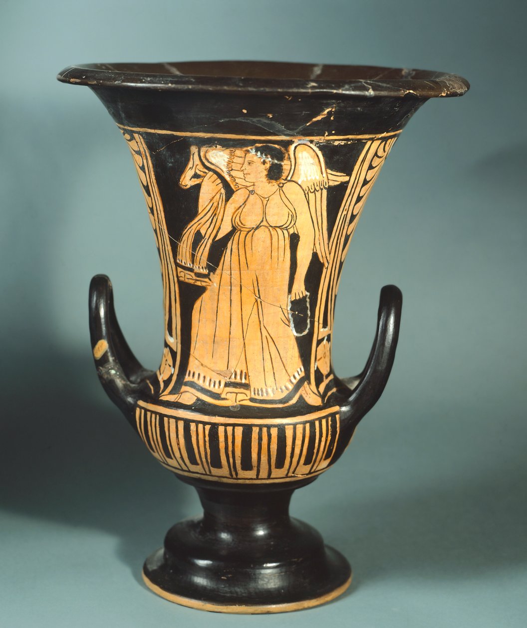 Calyx-krater (grote vaas) door de Berkeley Schilder met afbeelding van een gevleugelde geest. Roodfigurige keramiek. Etruskische beschaving, 4e eeuw v.Chr. door Etruscan