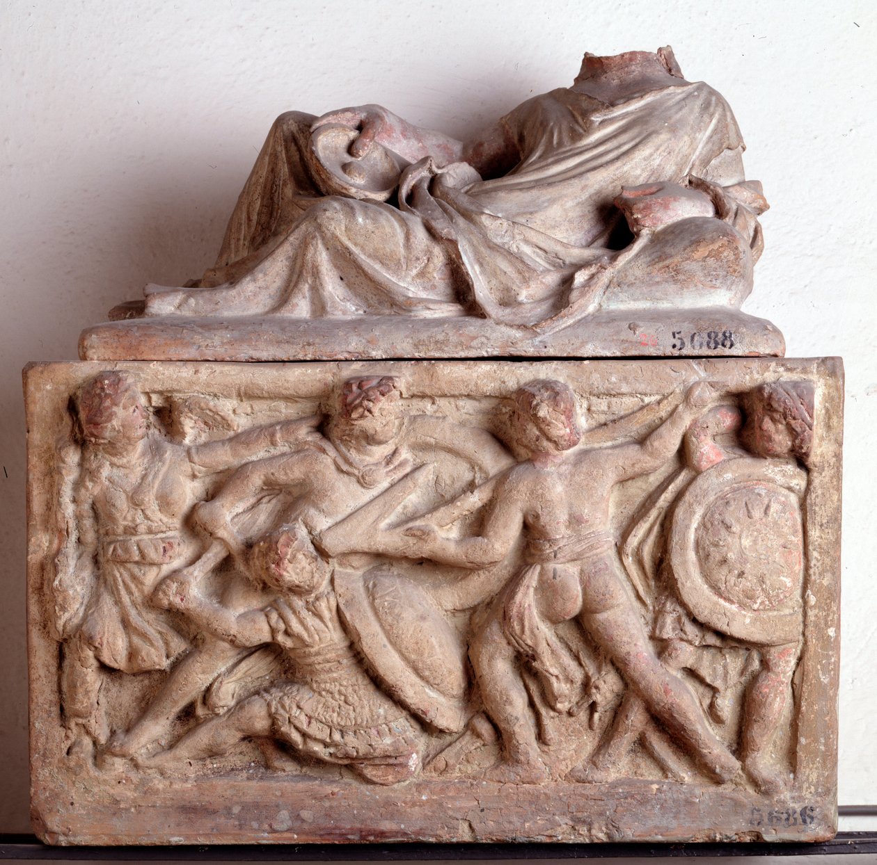 Terracotta urn uit Chiusi, Italië - 2e eeuw v.Chr. door Etruscan