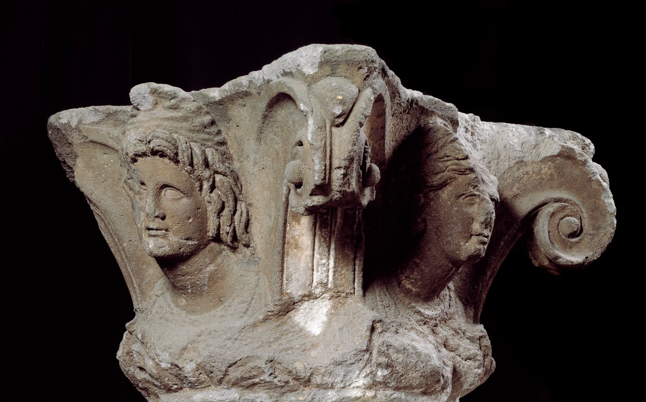 Etruskische beschaving: versierde zuil kapitelen uit het graf Campanari in Vulci, Italië. Eind 4e, begin 3e eeuw v.Chr. Florence, Museo Archeologico door Etruscan