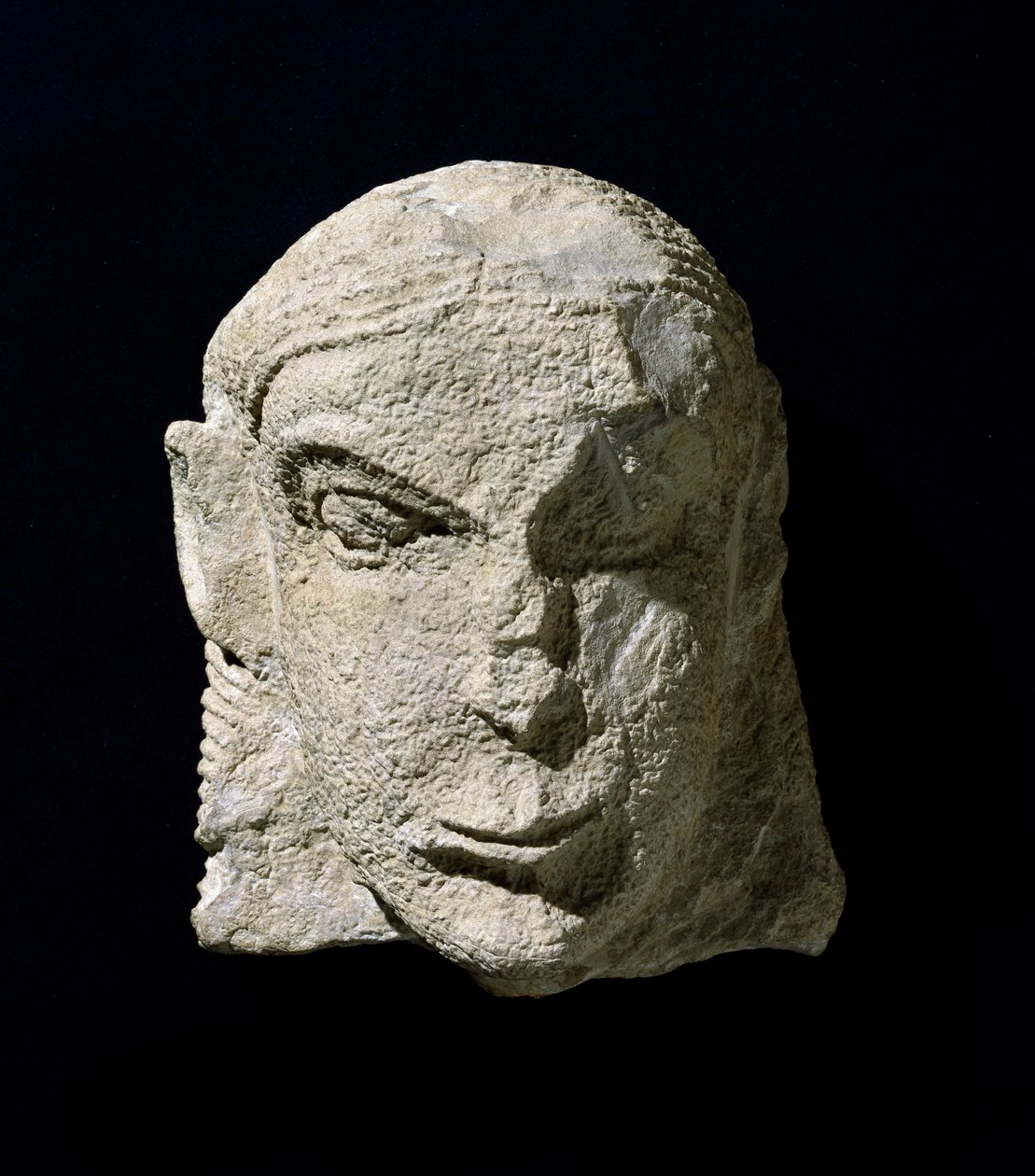 Etruskische beschaving: kalkstenen vrouwenhoofd. Ca. 650 v.Chr. Uit de tumulus van de Pietrera di Vetulonia. Florence, Museo Archeologico door Etruscan