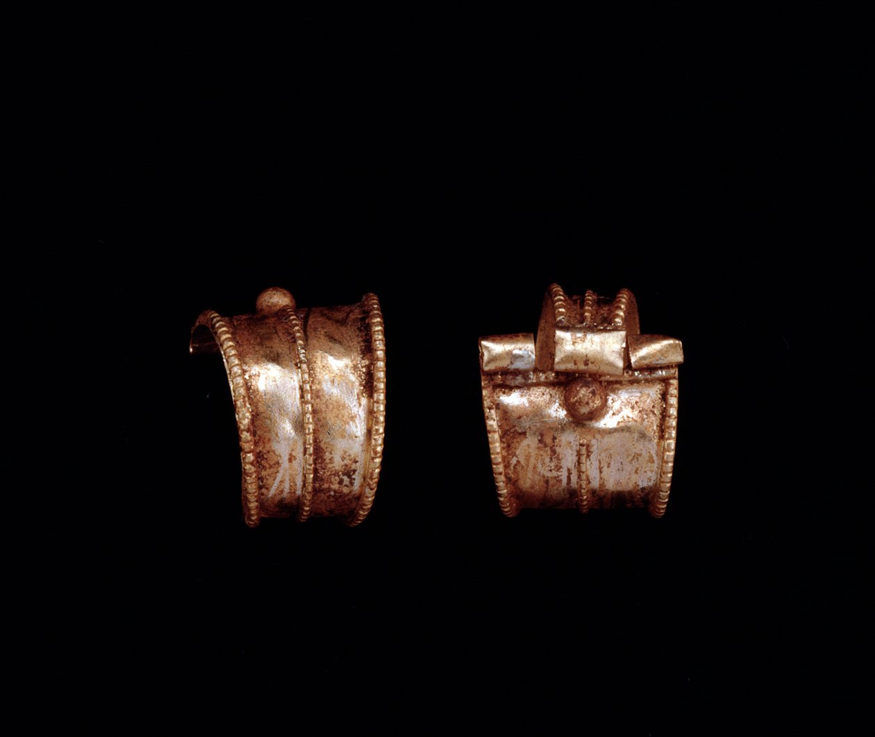 Etruskische beschaving: paar gouden oorbellen - 6e eeuw v.Chr. Uit Pescia, nabij Rome door Etruscan
